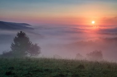 Vadileri, gölleri ve yüksek Tatras 'ın altında sisli nehirleri olan güzel bir manzara.