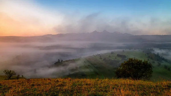 Hermoso paisaje con valles, lagos y ríos en niebla bajo los Altos Tatras — Foto de Stock