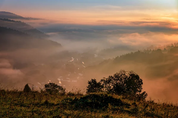 Hermoso paisaje con valles, lagos y ríos en niebla bajo los Altos Tatras — Foto de Stock