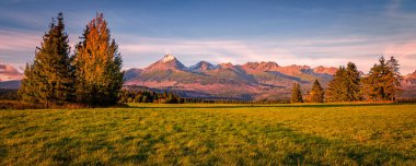 High Tatras 'ta vadileri, gölleri ve nehirleri olan güzel bir manzara.