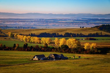 High Tatras 'ta vadileri, gölleri ve nehirleri olan güzel bir manzara.