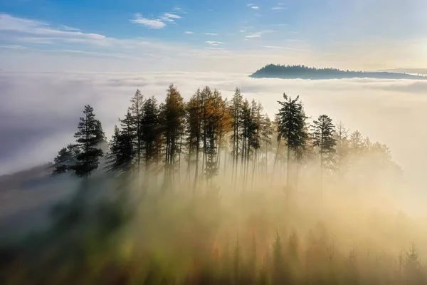 Hermoso paisaje con valles, lagos y ríos en Altos Tatras — Foto de Stock