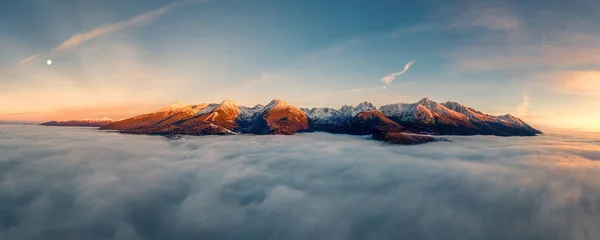 Prachtig landschap met valleien, meren en rivieren in Hoge Tatra — Stockfoto