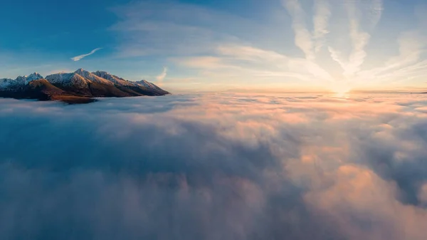 Hermoso paisaje con valles, lagos y ríos en Altos Tatras —  Fotos de Stock