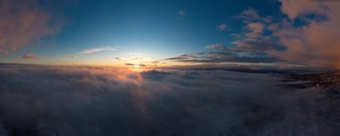 High Tatras 'ta vadileri, gölleri ve nehirleri olan güzel bir manzara.