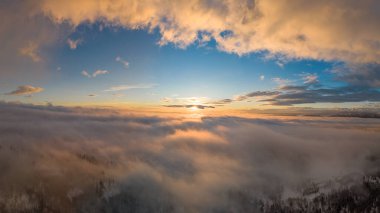 High Tatras 'ta vadileri, gölleri ve nehirleri olan güzel bir manzara.
