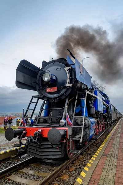 Vieja locomotora de vapor en funcionamiento con vagones — Foto de Stock