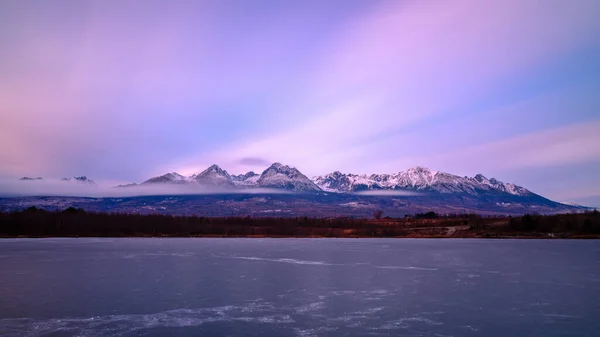 Hermoso paisaje con valles, lagos y ríos en Altos Tatras —  Fotos de Stock