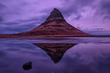 Kirkjufell Dağı 'nın yansıması gölün yüzeyinde.