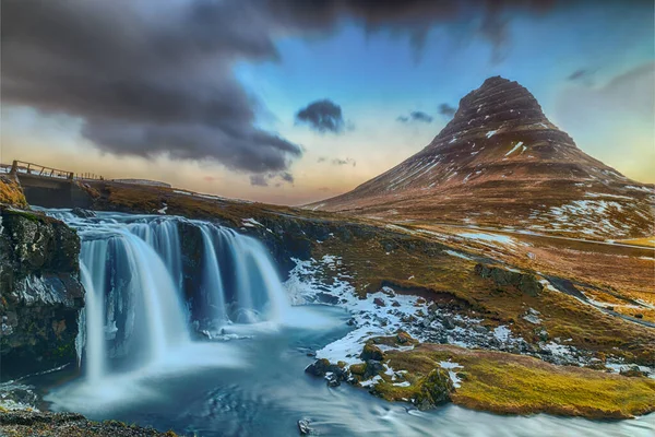 Famosa cascata sotto la montagna conica Kirkjufellsfoss — Foto Stock