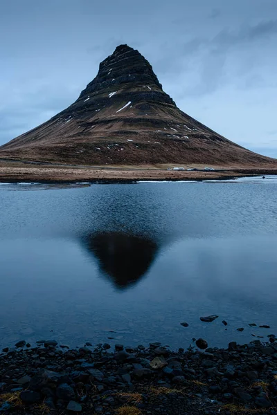 Spiegelung des Berges Kirkjufell auf der Oberfläche des Sees — Stockfoto