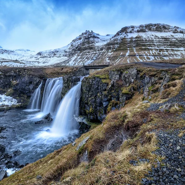 Berühmter Wasserfall Kirkjufellsfoss unter dem konischen Berg Kirkjufells — Stockfoto