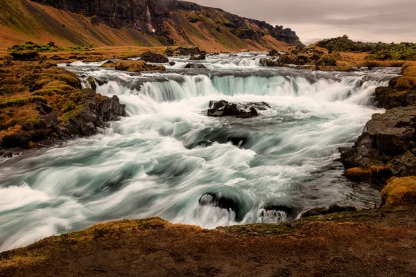 Водоспади на річці з холодною водою — стокове фото