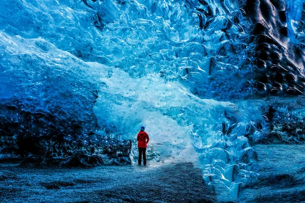 Jokulsarlon冰川湖蓝色水晶冰洞之旅 — 图库照片