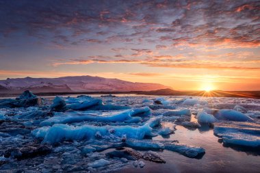Buzdağının altındaki buzul gölünde gün batımı