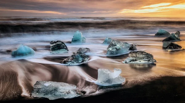 Jégtáblák a fekete tenger homokján és a tengerparton — Stock Fotó