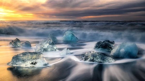 Jégtáblák a fekete tenger homokján és a tengerparton — Stock Fotó