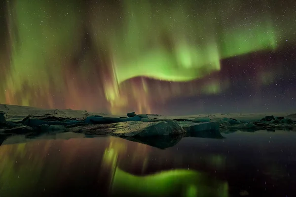 Nordlichter Polarlichter in der Lagune des Jokulsarlon Gletscherflusses — Stockfoto