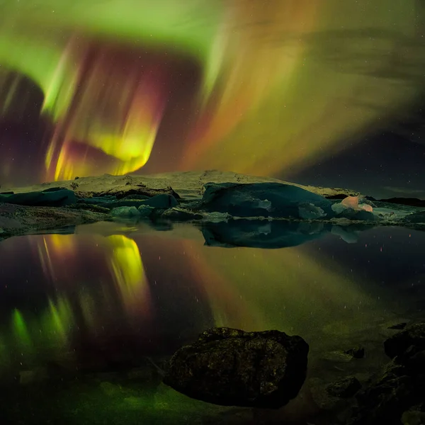 Norrsken aurora i Jokulsarlon glacial flod lagun — Stockfoto