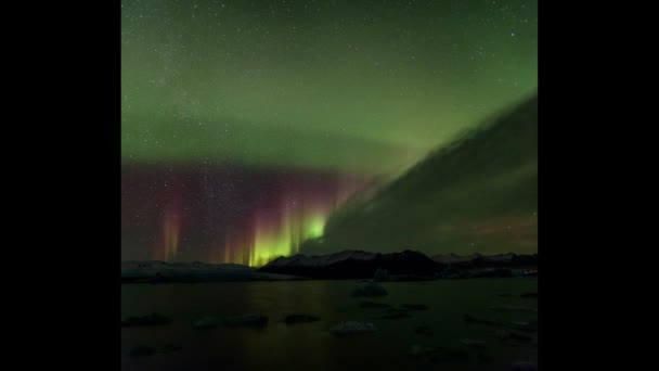 Jokulsarlon 'daki buzul nehri gölünde kuzey ışıkları. — Stok video