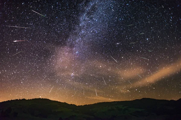 Chuva de meteoros Perseus com a Via Láctea — Fotografia de Stock