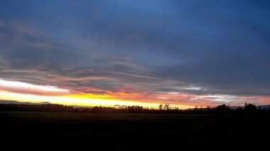Sonbahar zaman diliminde gün batımında renkli bulutlar