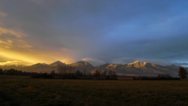 Nuvens coloridas ao pôr do sol no outono sobre o High Tatras timelapse vídeo — Vídeo de Stock
