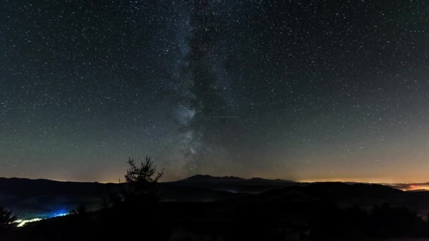 Bela paisagem eslovaca com a Via Láctea e a lua crescente timelapse vídeo — Vídeo de Stock