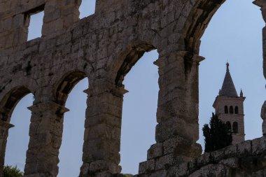 Pula 'daki antik Colosseum Arena' da pencerede kilise var.