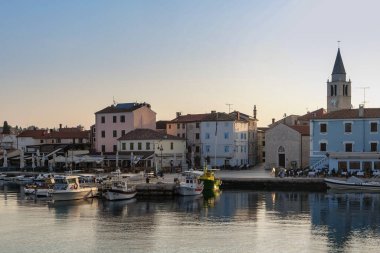 Istria 'da küçük bir limanda gün doğumu