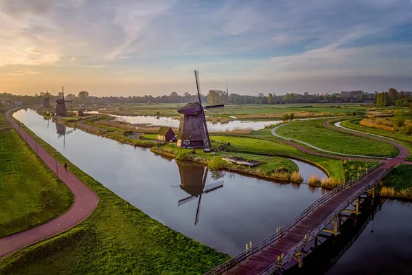 Hollandia táj virágok, tulipánok és szélmalmok — Stock Fotó