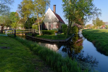 Gün batımında deniz kenarındaki tipik Hollandalı evleri