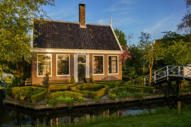 Gün batımında deniz kenarındaki tipik Hollandalı evleri