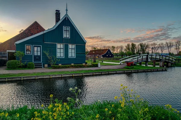 Maisons hollandaises typiques au bord de l'eau au coucher du soleil — Photo