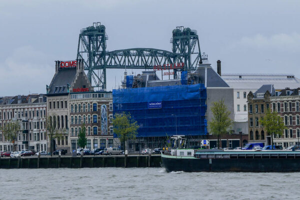 старые и новые мосты на реке в голландском городе Роттердаме