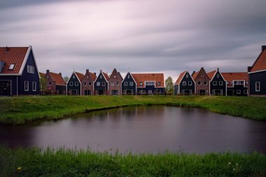 Göl kenarındaki tipik renkli Hollanda evleri