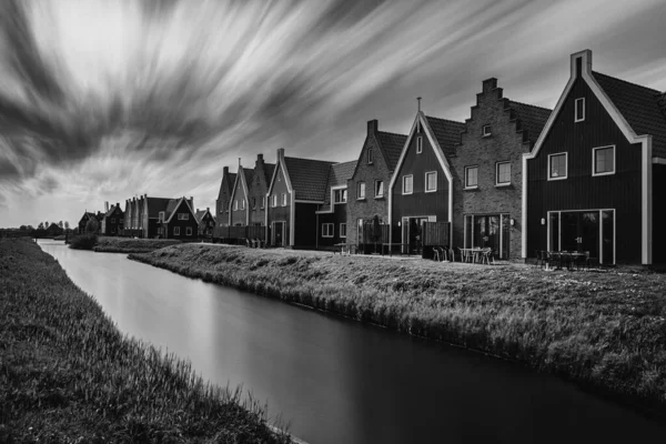 Typische kleurrijke Nederlandse huizen aan het meer — Stockfoto