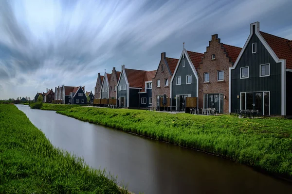 Typische kleurrijke Nederlandse huizen aan het meer — Stockfoto