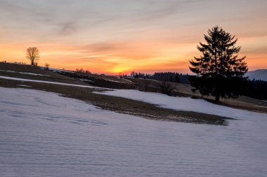 Vadileri, gölleri ve sisli nehirleri olan güzel bir manzara.