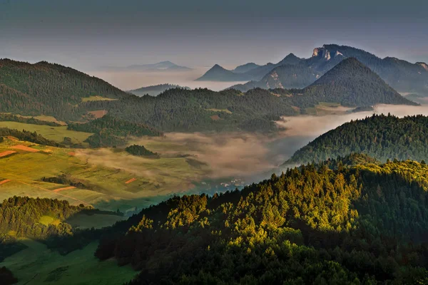 Vackert landskap med dalar, sjöar och floder i dimma — Stockfoto
