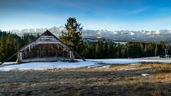 Красивий краєвид з долинами, озерами і річками в тумані — стокове фото