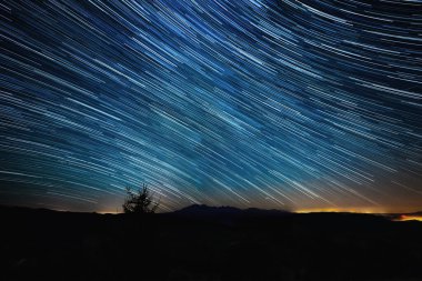 Vadileri, gölleri ve yıldız yollarıyla güzel bir manzara.