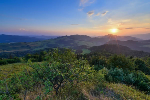 Wunderschöne Landschaft mit Tälern, Seen und Flüssen im Nebel — Stockfoto