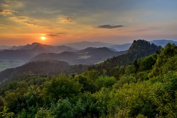 Vadileri, gölleri ve sisli nehirleri olan güzel bir manzara. — Stok fotoğraf