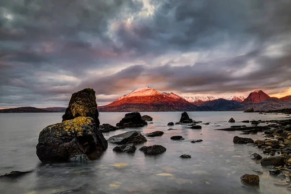 Port Elgol und die Black Cullin Mountains, Isle of Skye, Äußere Hebriden, Großbritannien — Stockfoto
