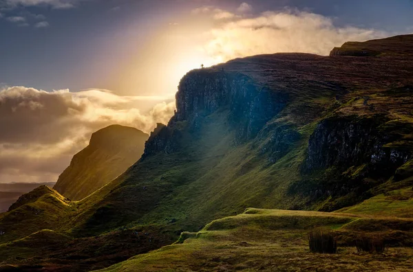 Wanderer auf einem Berg in Quiraing, Isle of Skye, Schottland — Stockfoto