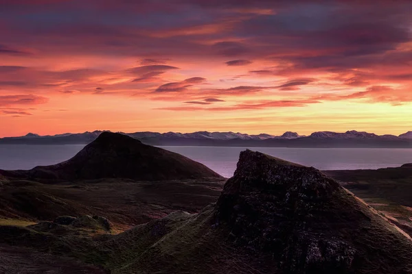 Nubes de colores de la mañana y rocas en Quiraing, Isla de Skye, Escocia —  Fotos de Stock