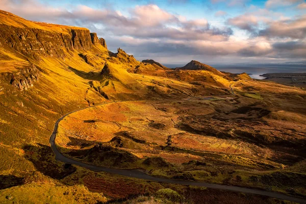 Straßenschild mit Aufklebern in Quiraing, Isle of Skye, Schottland — Stockfoto