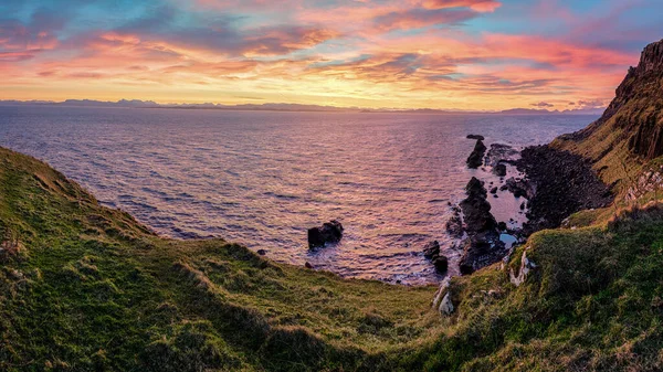 Brothers Point na skotském pobřeží při východu slunce — Stock fotografie