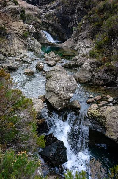 Hermosas cascadas Piscinas de hadas bajo las montañas nevadas —  Fotos de Stock